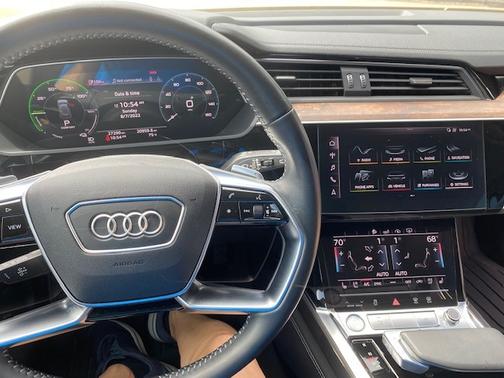 Photo 3 of 9 of 2019 Audi e-tron Premium Plus